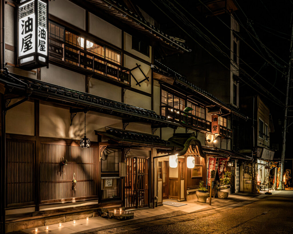 湯原温泉　油屋のレトロな夜景